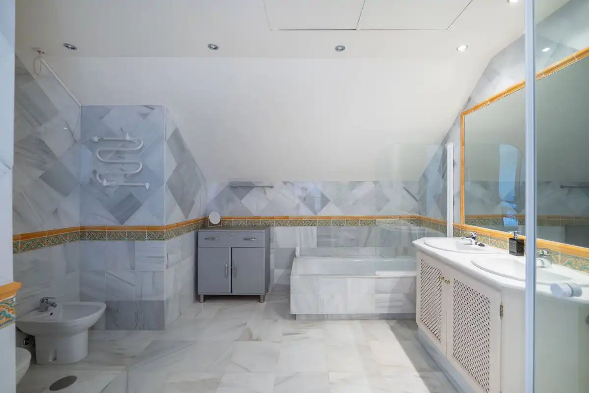 Baño de Ático de alquiler en Estepona con Aire acondicionado, Jardín privado y Terraza