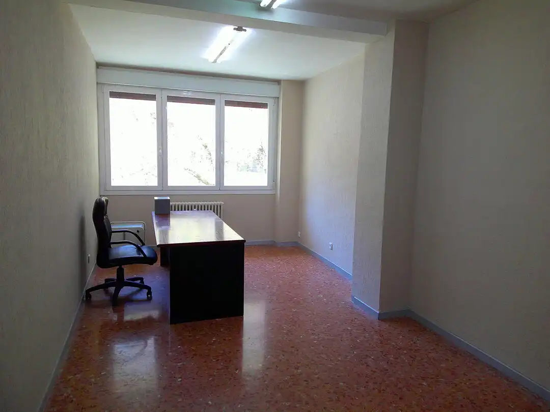 Oficina de alquiler en  Pamplona / Iruña con Calefacción