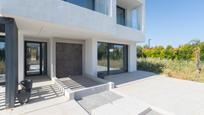 Vista exterior de Casa o xalet en venda en Estepona amb Jardí privat, Terrassa i Traster