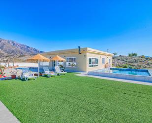 Vista exterior de Casa o xalet en venda en Vélez de Benaudalla amb Aire condicionat, Calefacció i Jardí privat