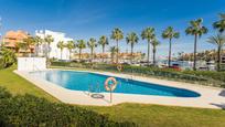 Schwimmbecken von Dachboden zum verkauf in Sotogrande mit Klimaanlage, Heizung und Terrasse