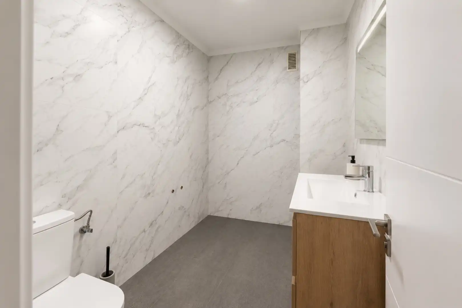 Bathroom of Office for rent in Oviedo 