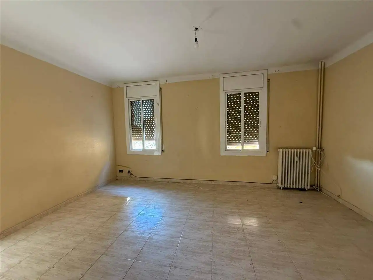 Bedroom of Flat for sale in Figueres