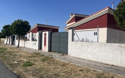 Exterior view of House or chalet for sale in Sanchidrián