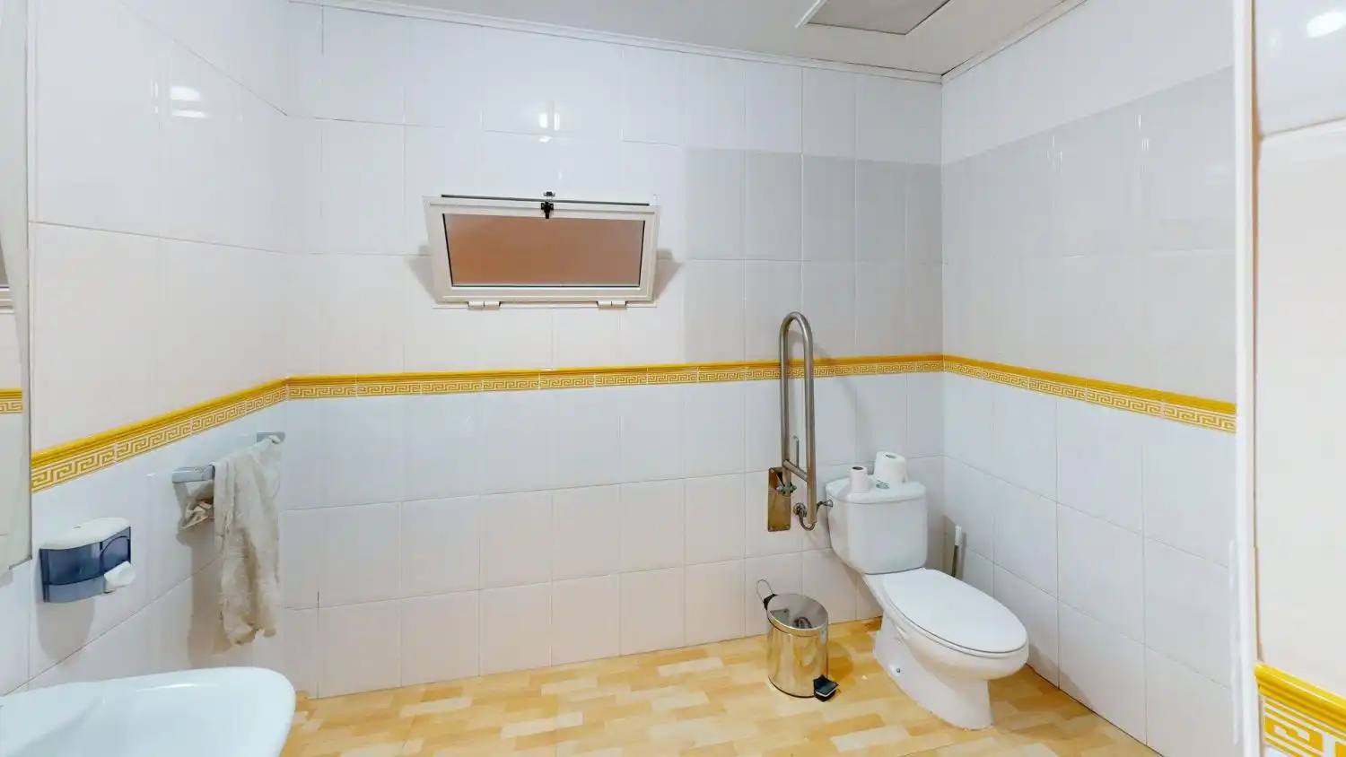 Baño de Nave industrial de alquiler en La Rinconada