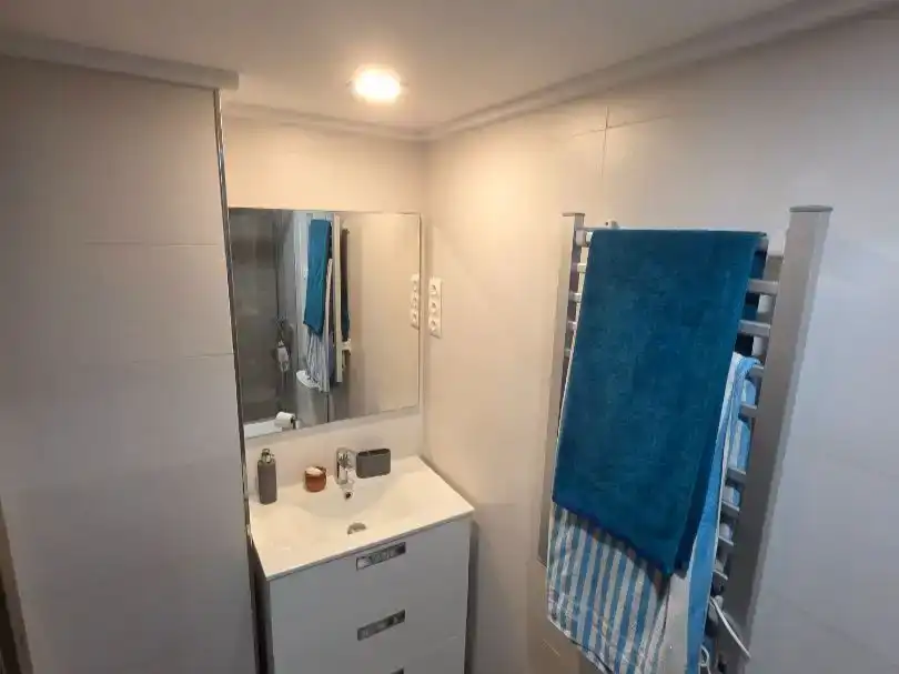 Badezimmer von Wohnung zur Miete in Gandia mit Klimaanlage, Schwimmbad und Möbliert