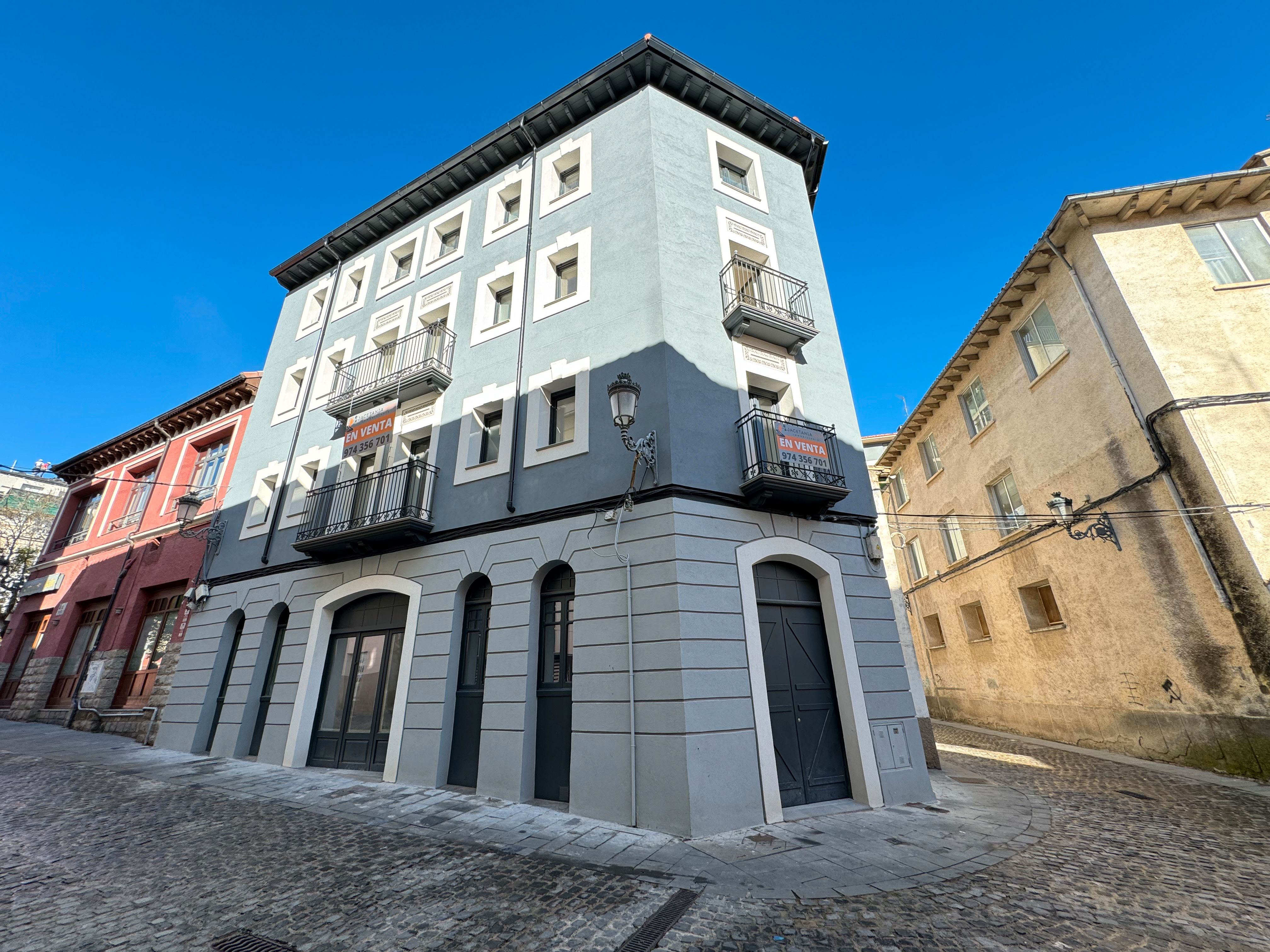 Vista exterior de Apartament en venda en Jaca amb Calefacció, Parquet i Terrassa