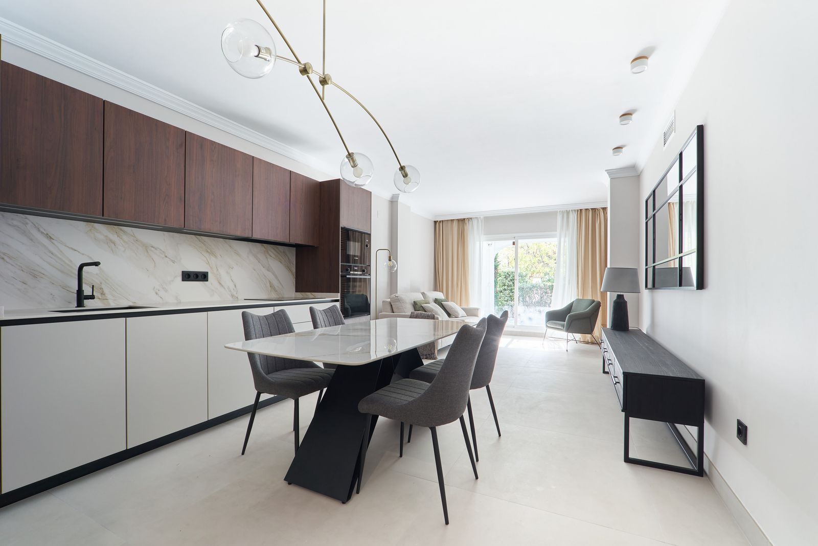 Menjador de Planta baixa en venda en Marbella amb Aire condicionat, Terrassa i Piscina comunitària