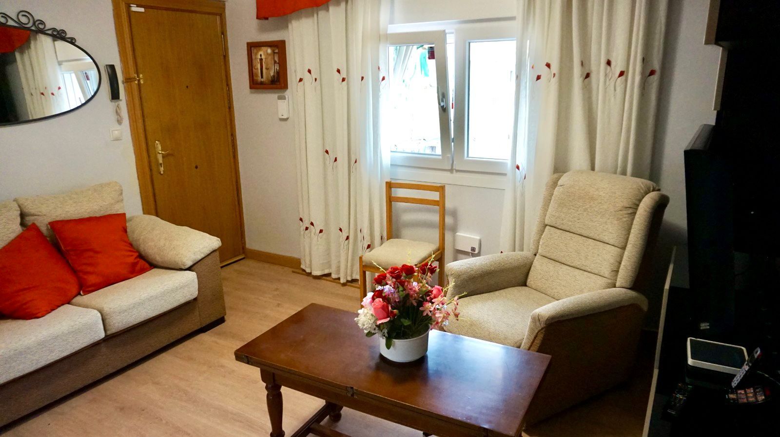 Living room of Flat for sale in  Madrid Capital  with Air Conditioner, Heating and Furnished