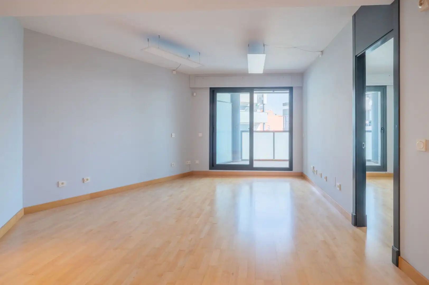 Living room of Office for sale in Alcorcón  with Air Conditioner, Heating and Storage room