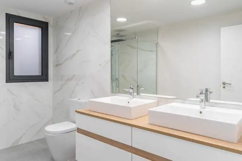 Baño de Planta baja de alquiler en Estepona con Aire acondicionado, Jardín privado y Terraza