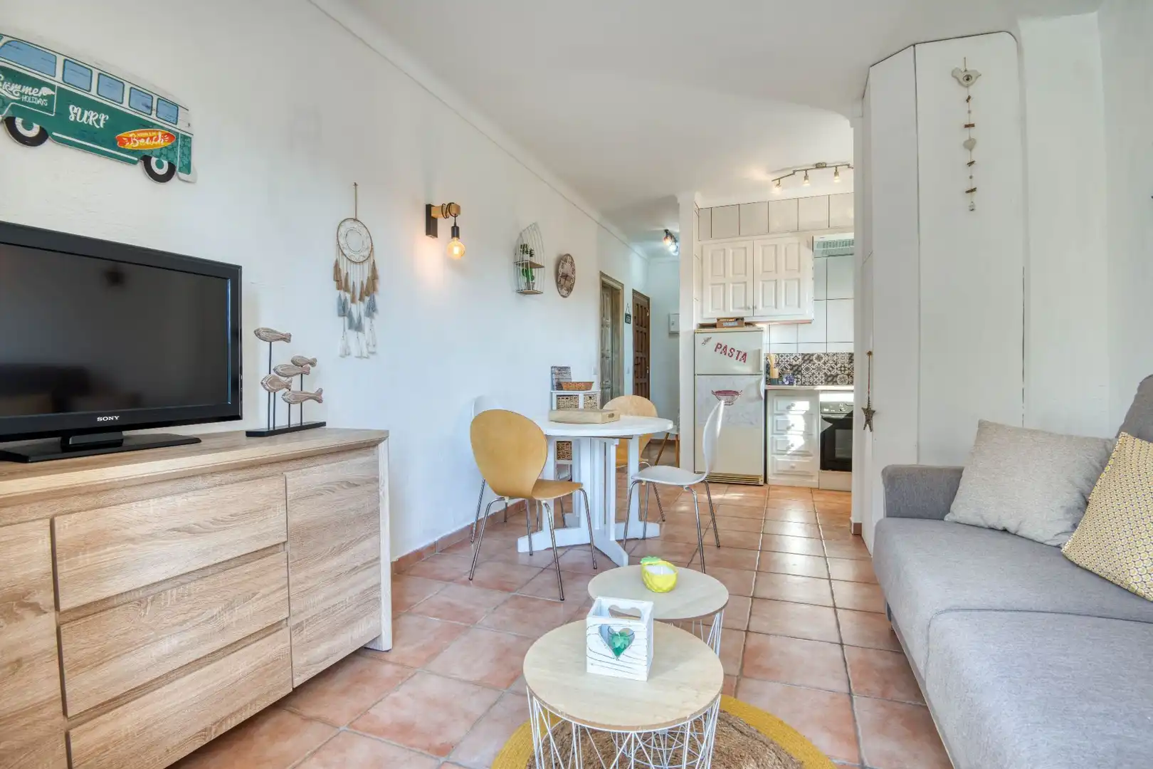 Sala de estar de Apartamento en venta en L'Escala con Aire acondicionado, Terraza y Amueblado
