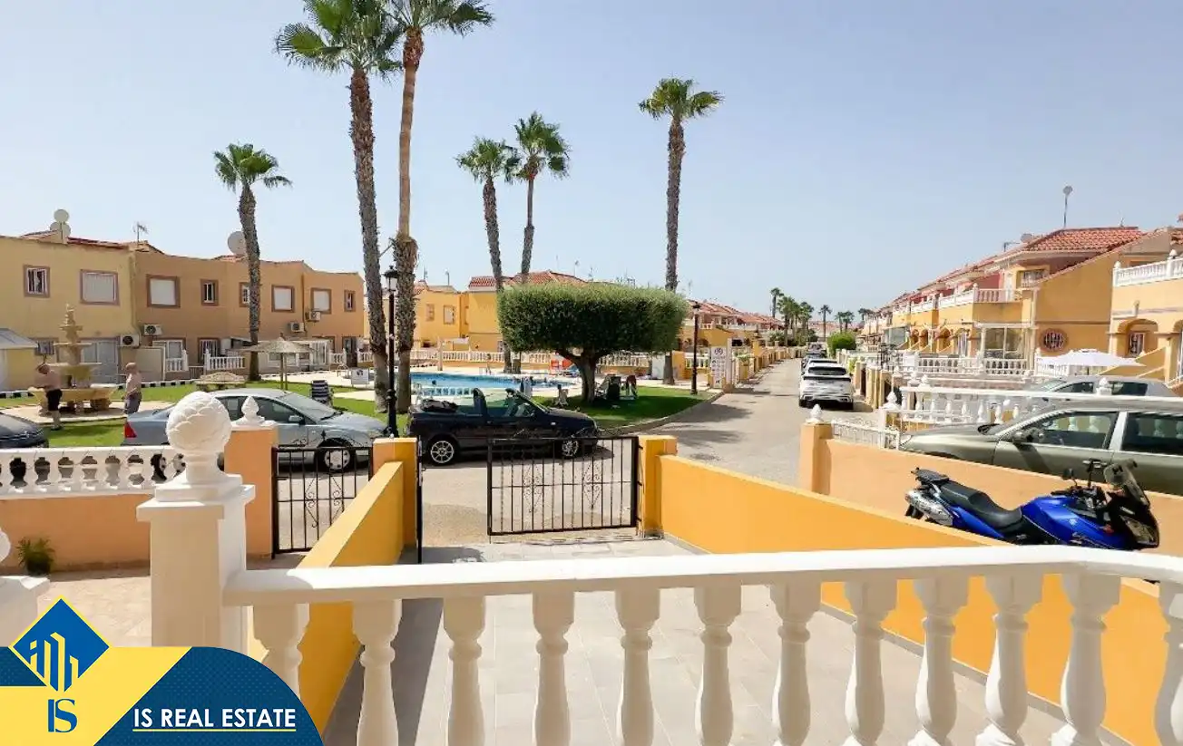 Vista exterior de Casa adosada en venda en Orihuela amb Aire condicionat, Calefacció i Terrassa