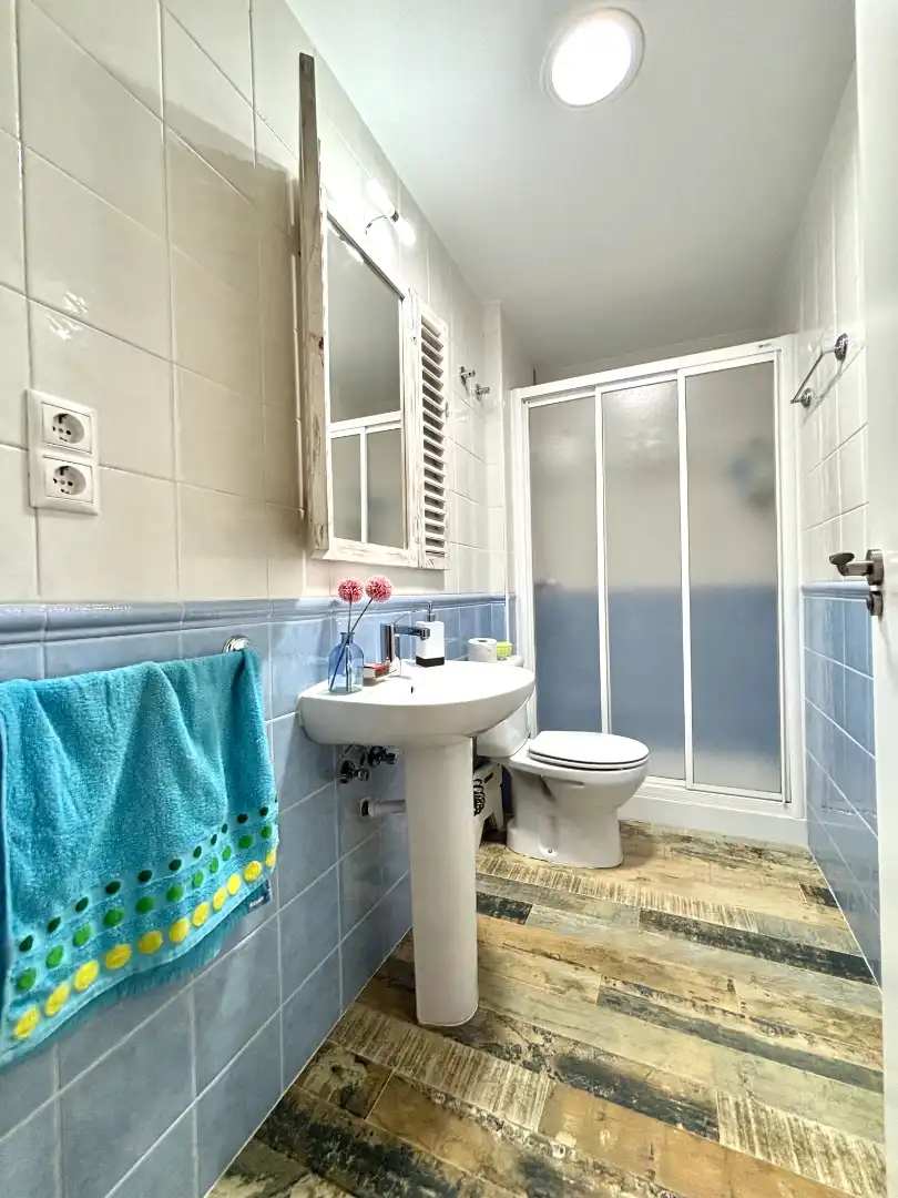 Badezimmer von Wohnung zum Verkauf in Plasencia mit Klimaanlage, Heizung und Parkett