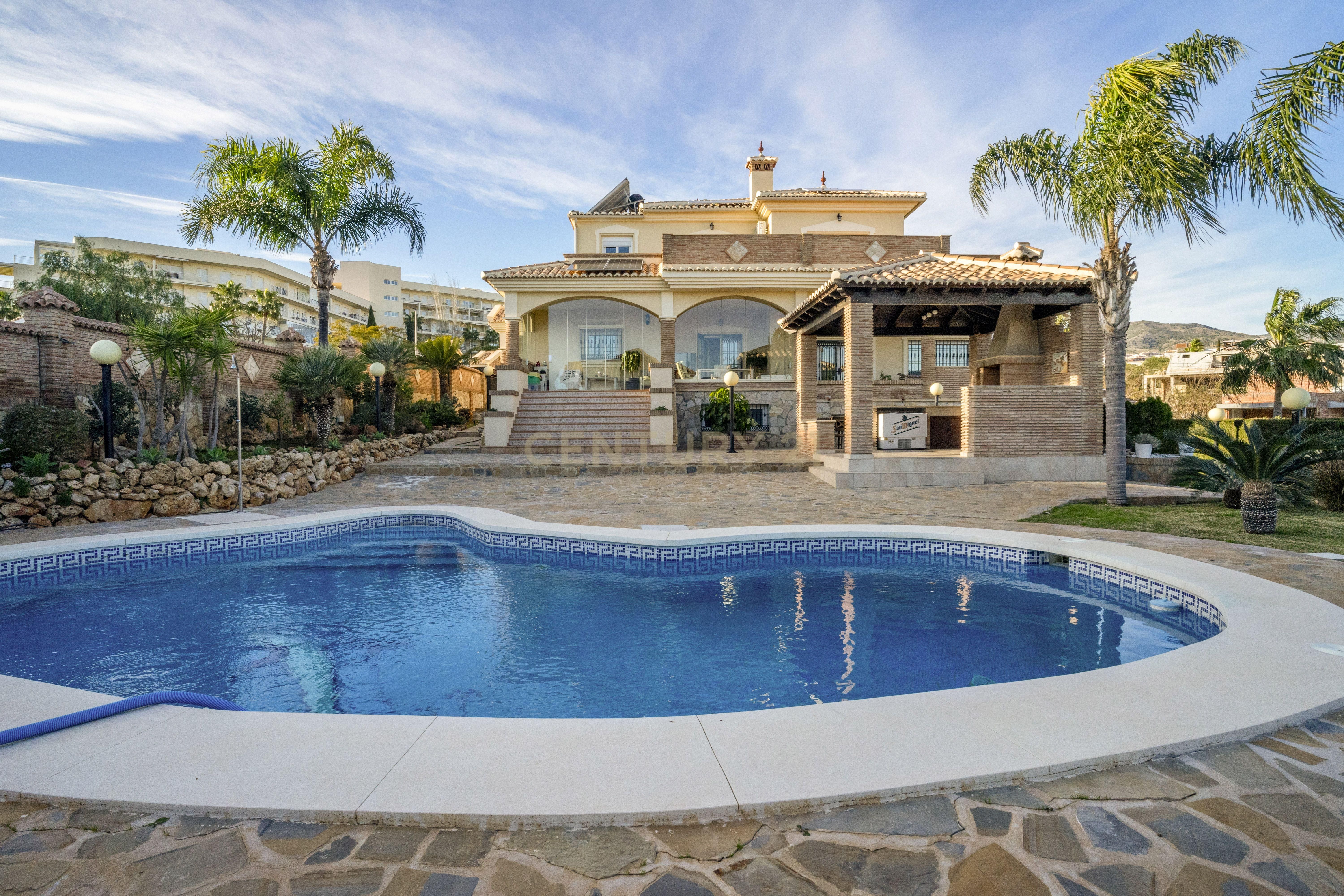 Vista exterior de Casa o xalet en venda en Benalmádena amb Aire condicionat, Jardí privat i Traster