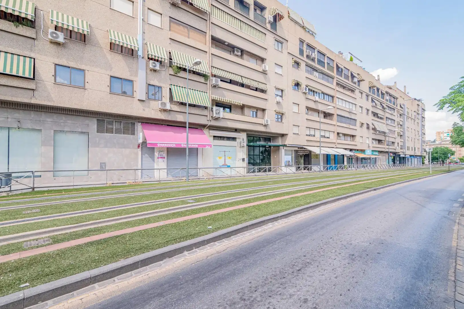 Vista exterior de Pis en venda en Granada amb Calefacció i Moblat