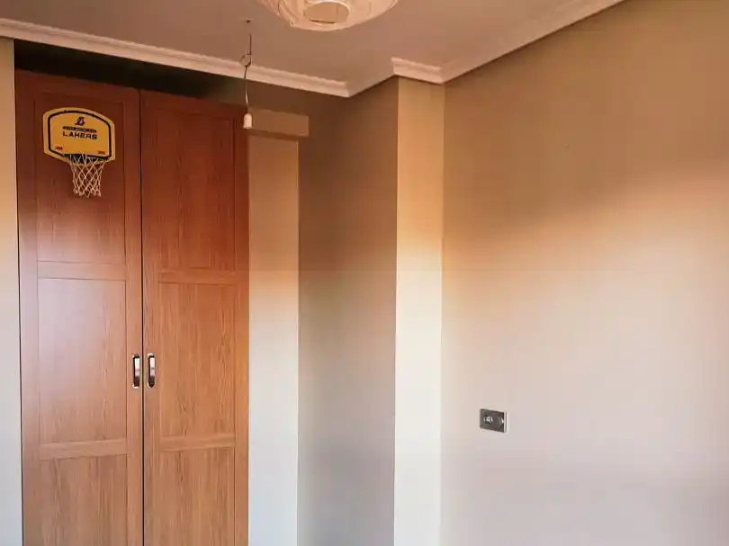 Dormitori de Pis en venda en Avilés amb Balcó