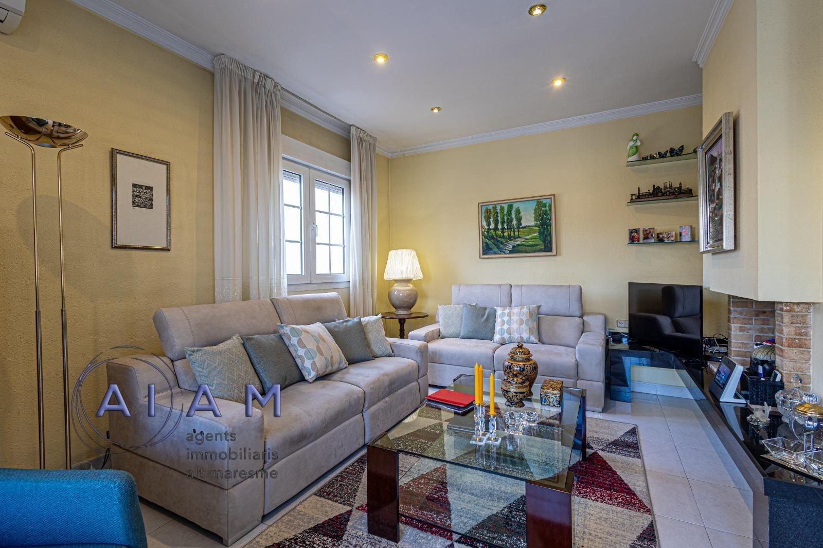 Sala de estar de Casa adosada en venta en Pineda de Mar con Aire acondicionado, Calefacción y Jardín privado