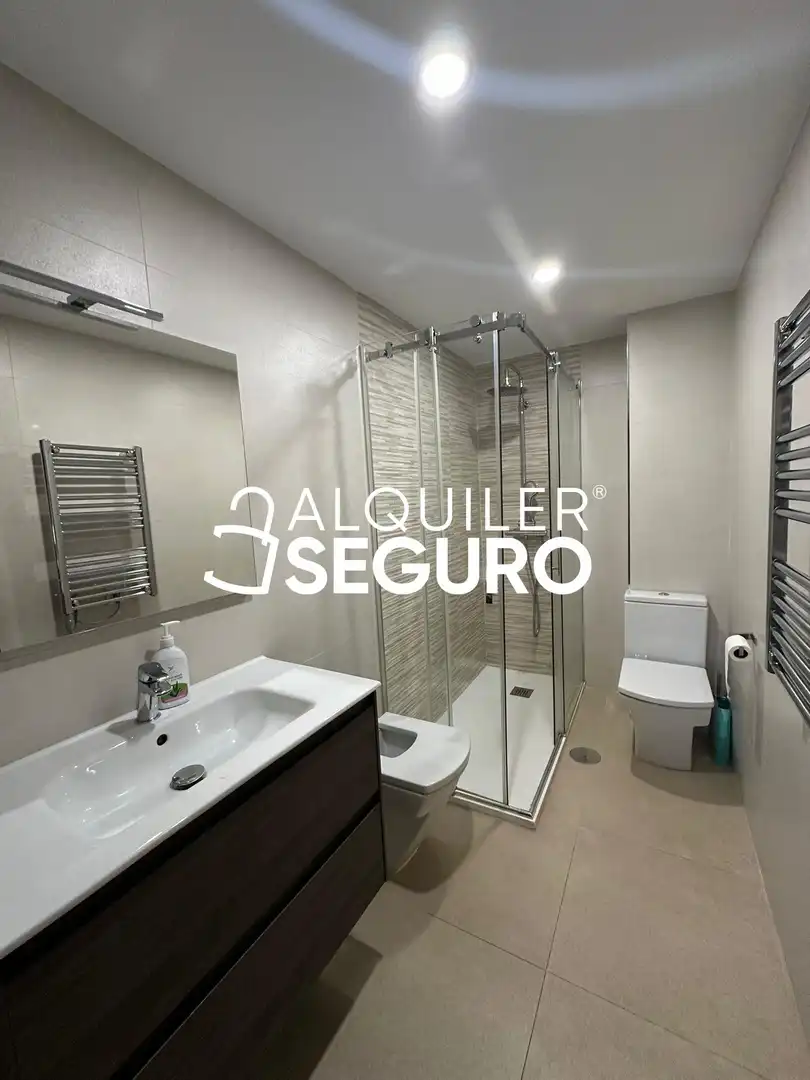 Baño de Piso de alquiler en Alcorcón con Calefacción, Terraza y Amueblado