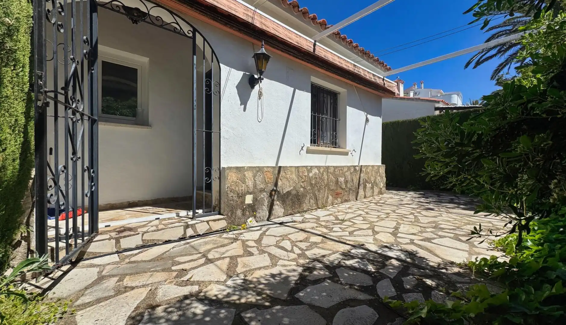 Vista exterior de Casa adosada en venta en Dénia con Aire acondicionado, Calefacción y Jardín privado