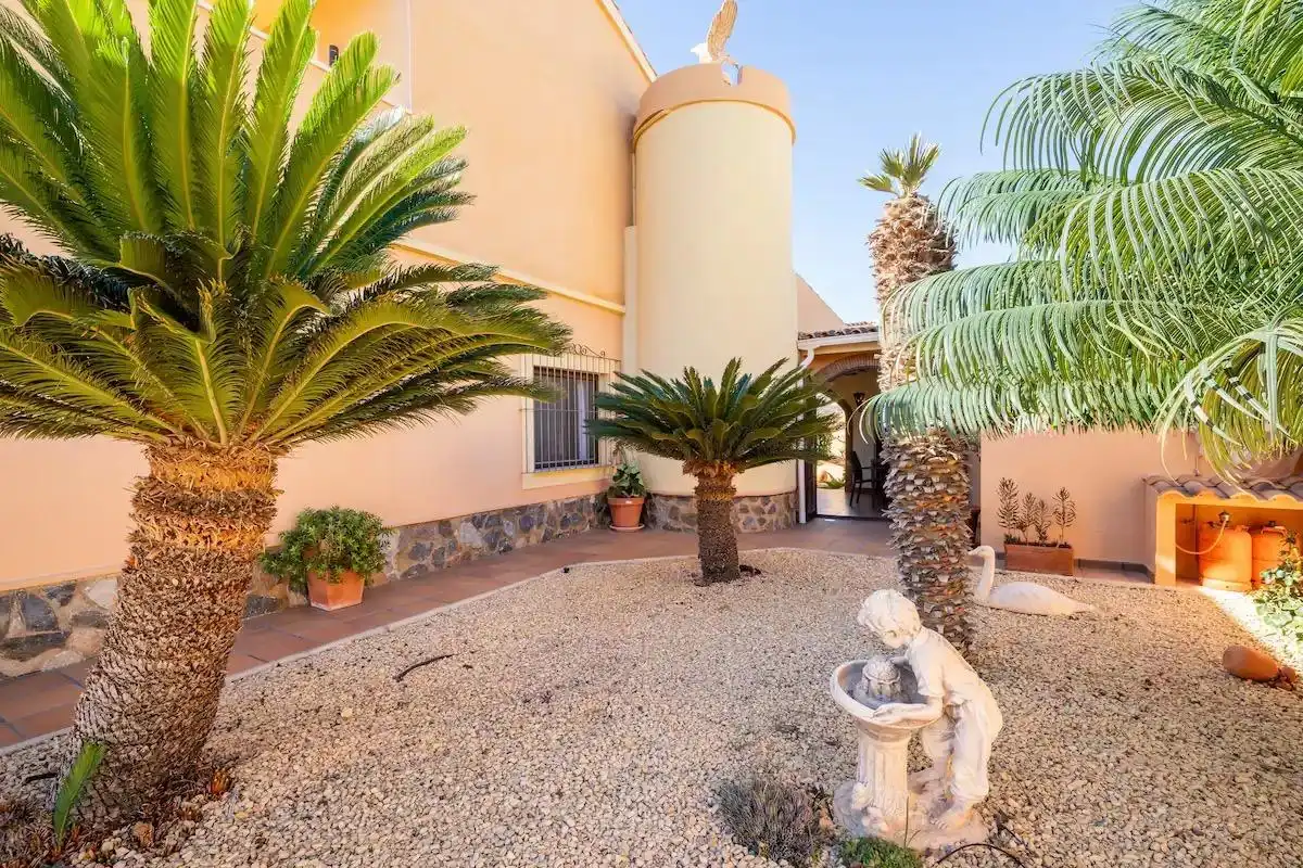 Vista exterior de Casa o xalet de lloguer en Torrevieja amb Aire condicionat, Calefacció i Jardí privat