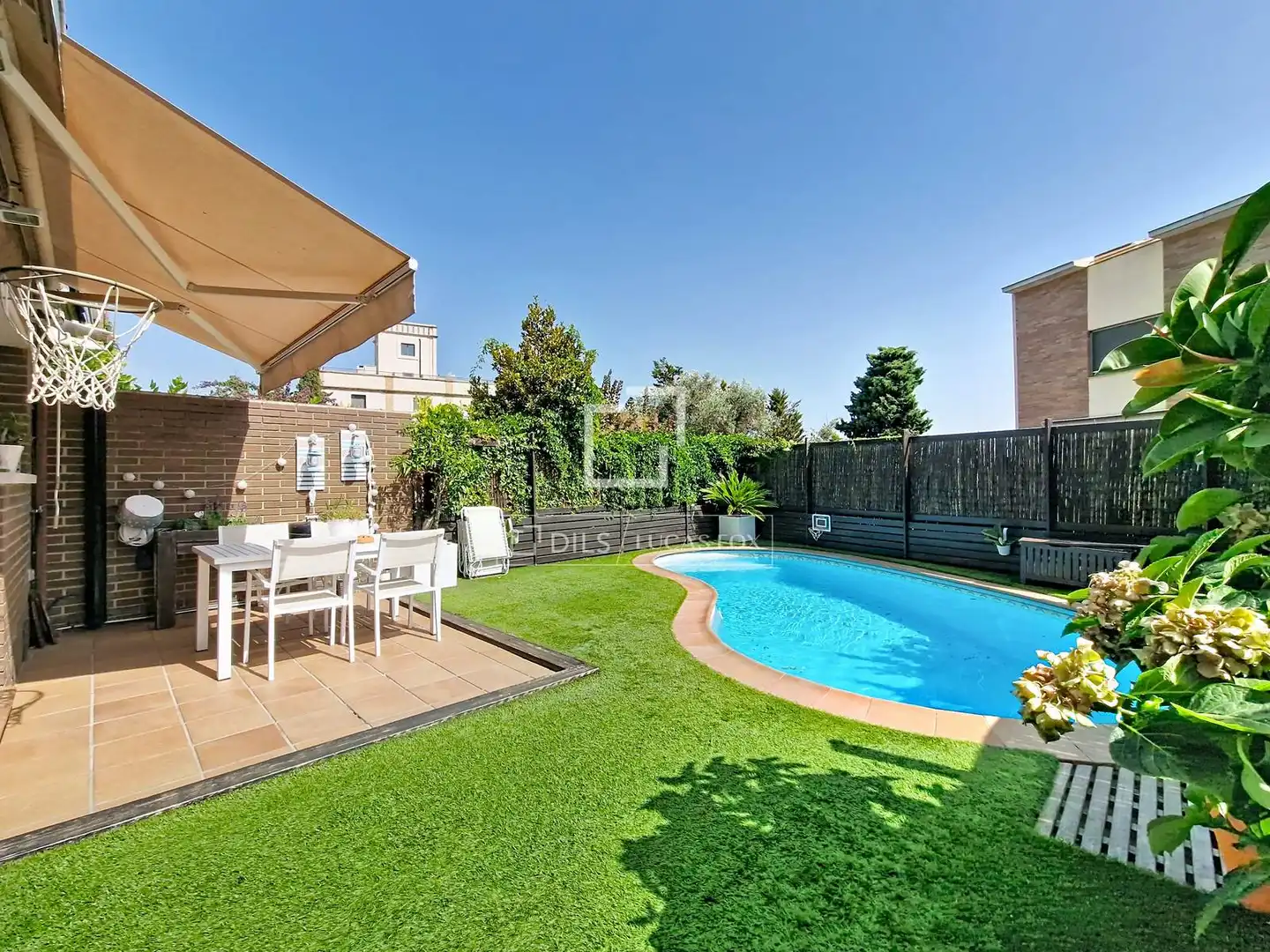Piscina de Casa o xalet en venda en Vilanova i la Geltrú amb Aire condicionat, Calefacció i Jardí privat