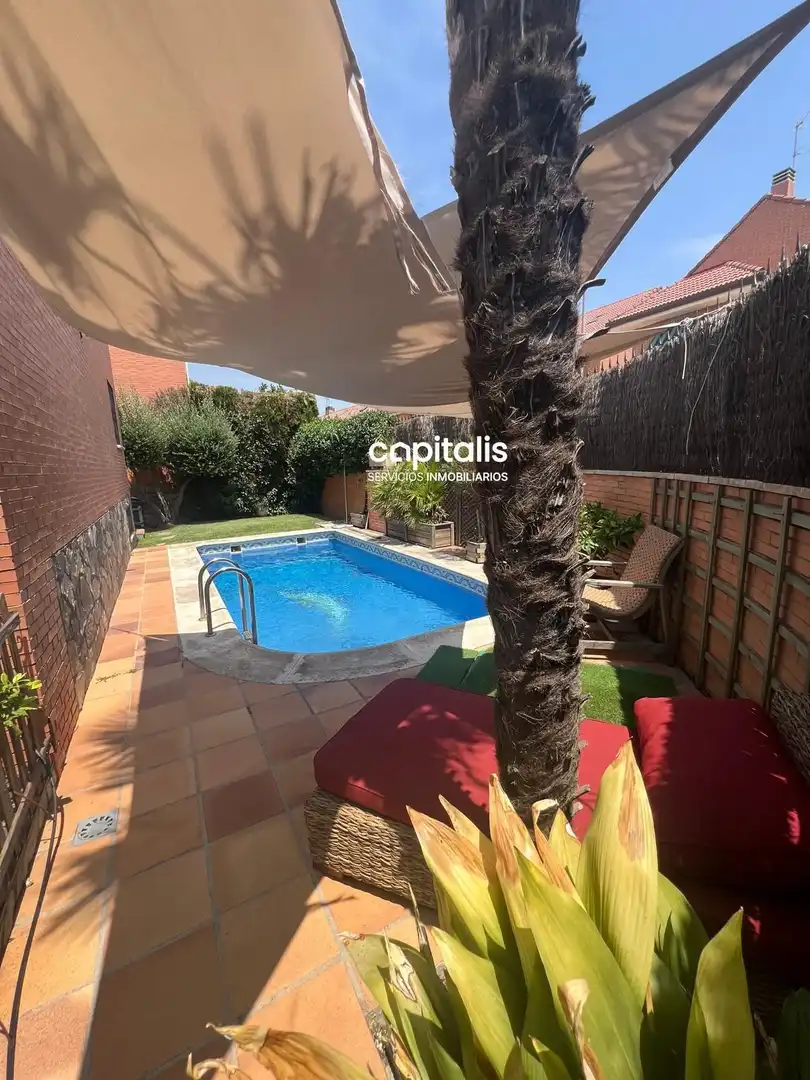 Swimming pool of Houses for sale in Alcalá de Henares  with Air Conditioner, Heating and Private garden