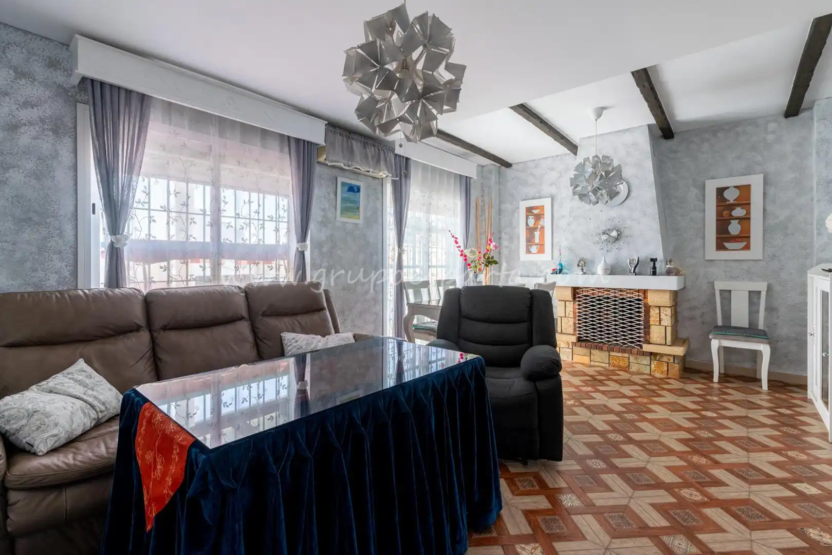 Sala d'estar de Casa adosada en venda en Huévar del Aljarafe amb Aire condicionat, Jardí privat i Traster