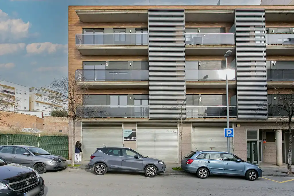 Vista exterior de Local en venta en La Llacuna