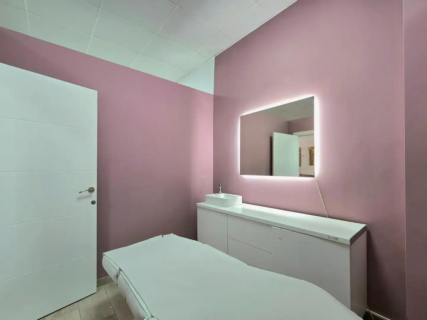 Bathroom of Commercial properties for rent in Marbella  with Air Conditioner and Furnished