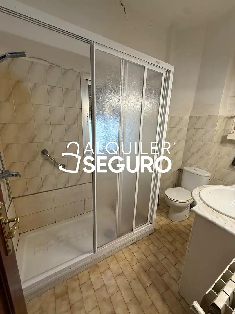 Bathroom of Flat for rent in Madrid  with Air Conditioner, Heating and Terrace