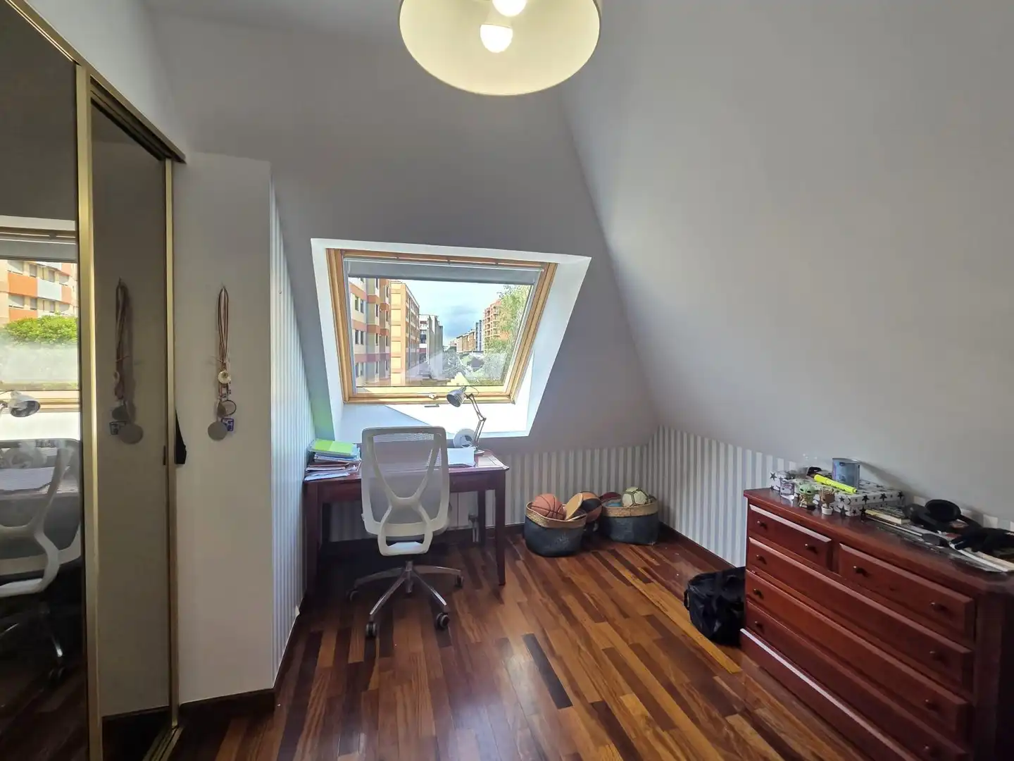 Schlafzimmer von Dachboden zur Miete in Santander mit Heizung, Privatgarten und Parkett