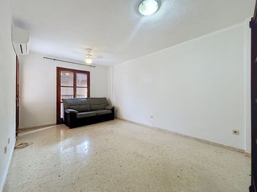 Appartamento con balcone in vendita a Casco urbano