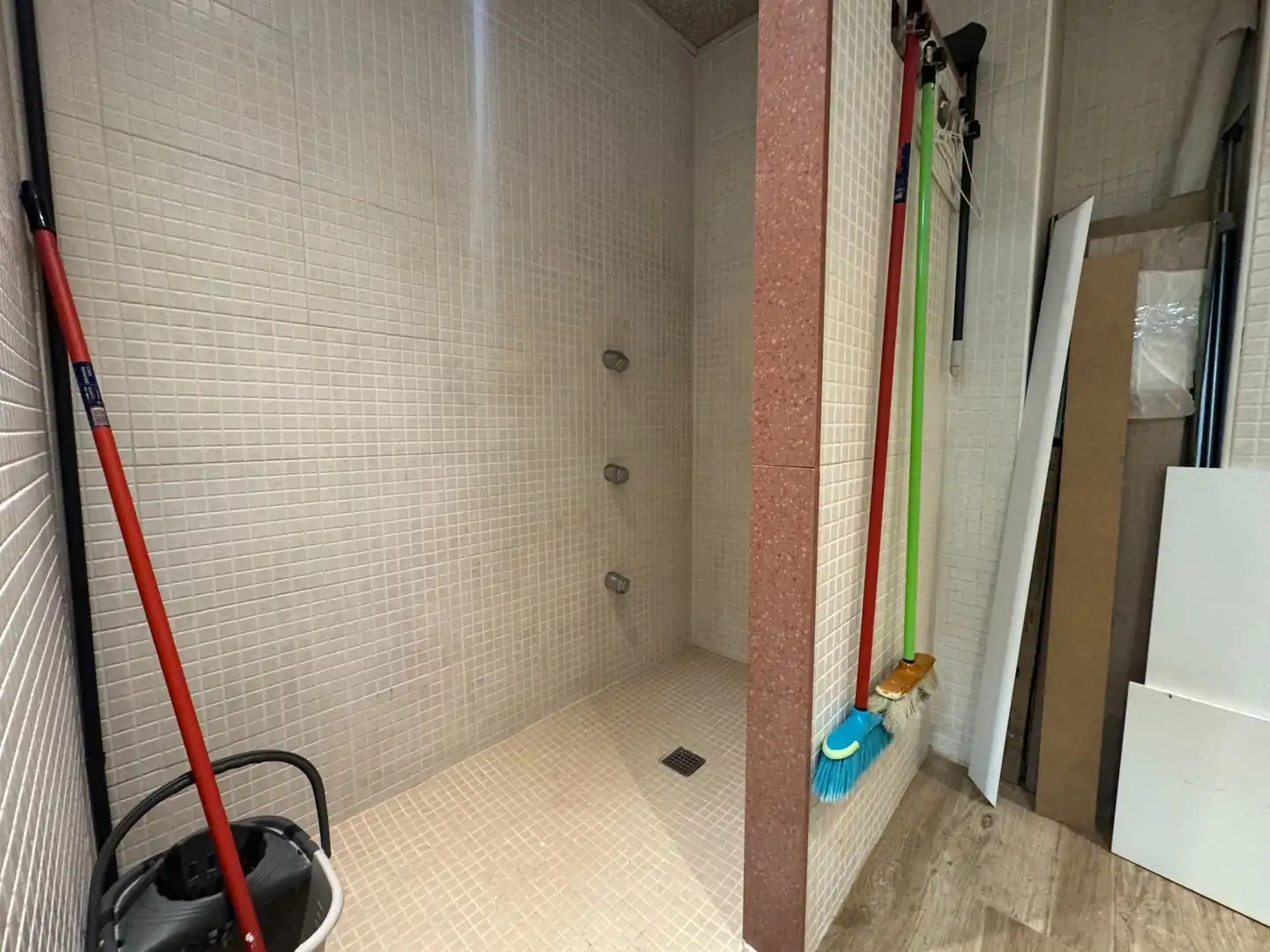 Bany de Local en venda en Girona amb Aire condicionat