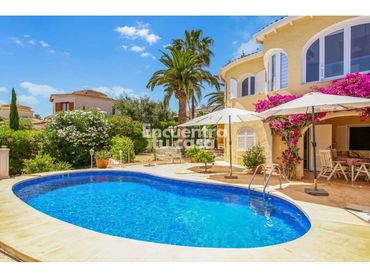 Villa con piscina in vendita a Calle COMETA