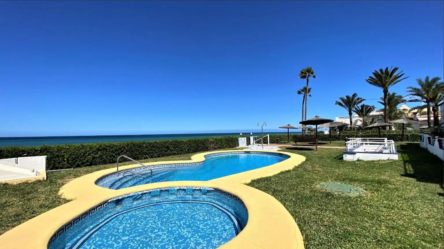 Piscina de Àtic de lloguer en Dénia amb Aire condicionat, Calefacció i Jardí privat