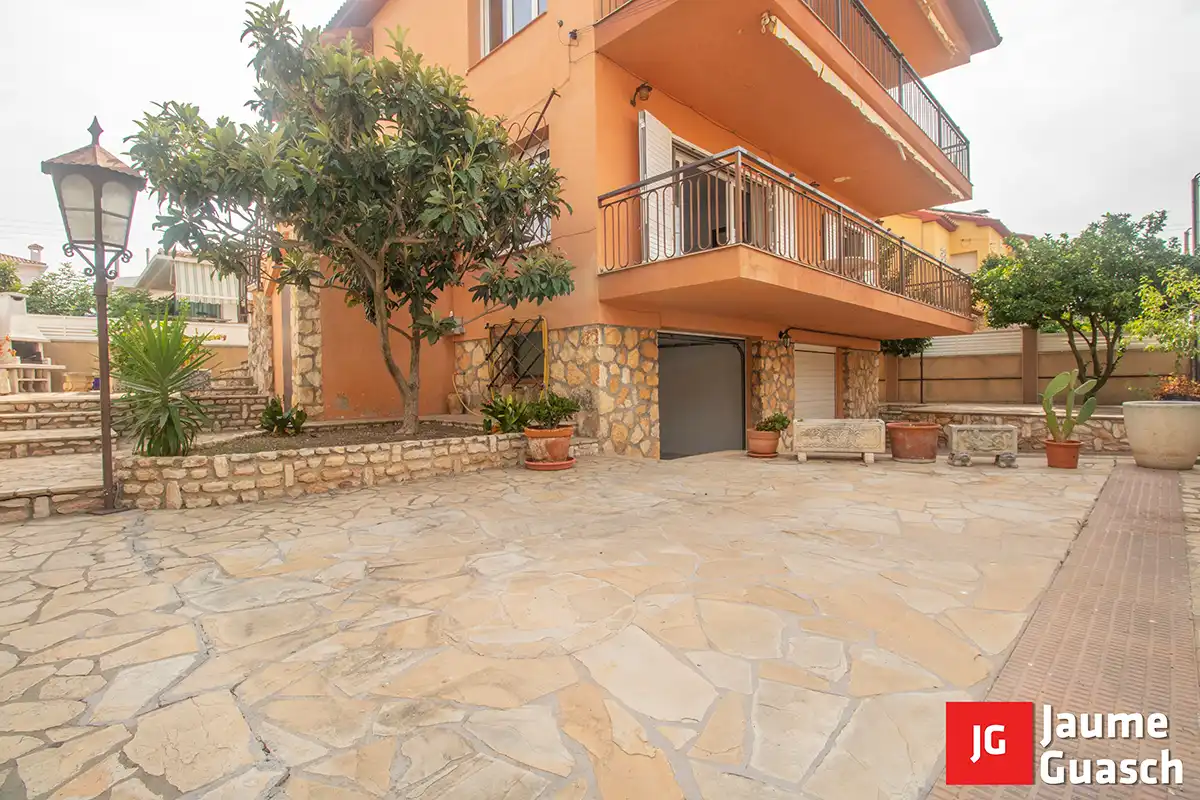 Vista exterior de Planta baixa en venda en Torredembarra amb Calefacció, Jardí privat i Terrassa