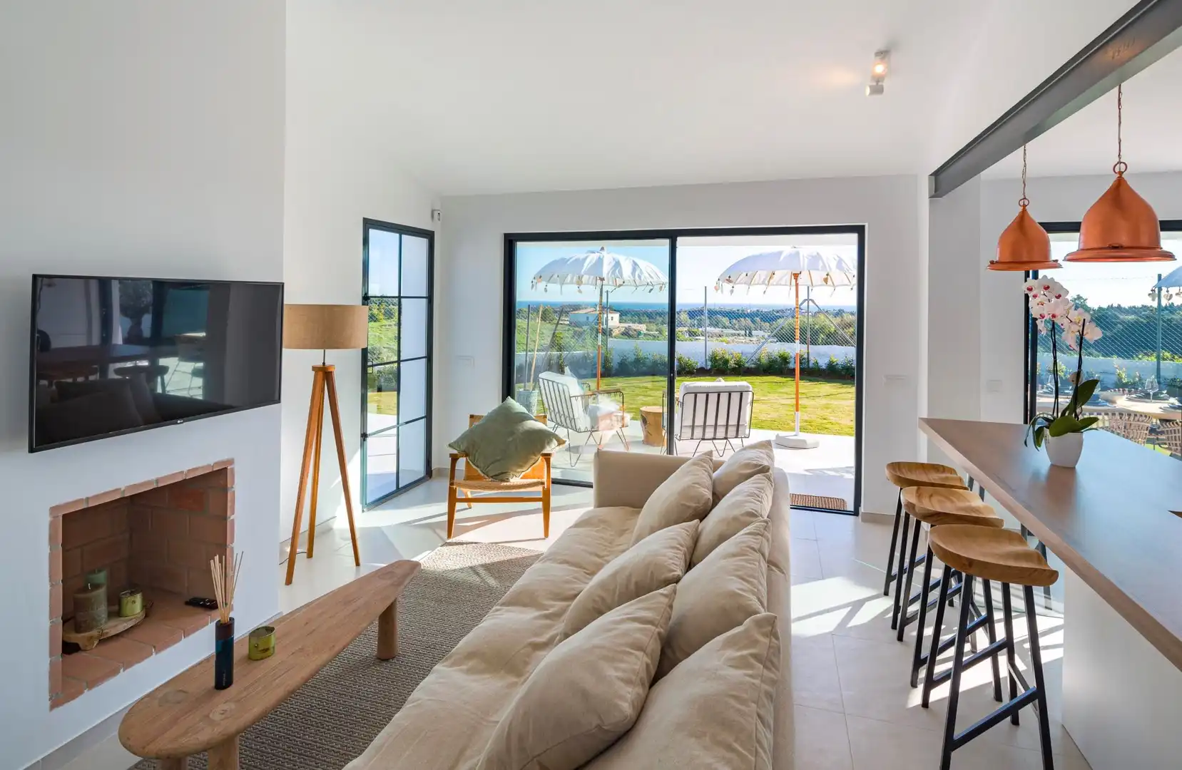 Sala d'estar de Casa o xalet en venda en Estepona amb Aire condicionat, Calefacció i Jardí privat