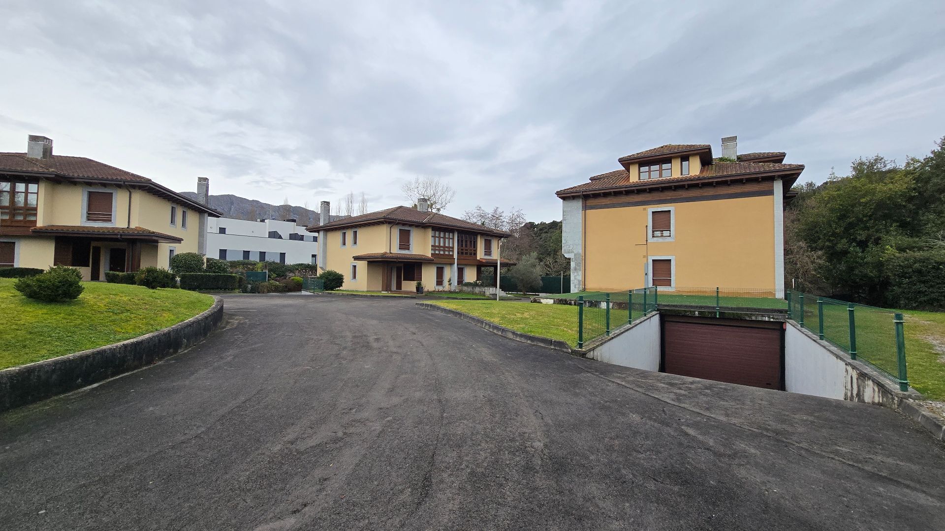 Vista exterior de Pis en venda en Llanes amb Calefacció