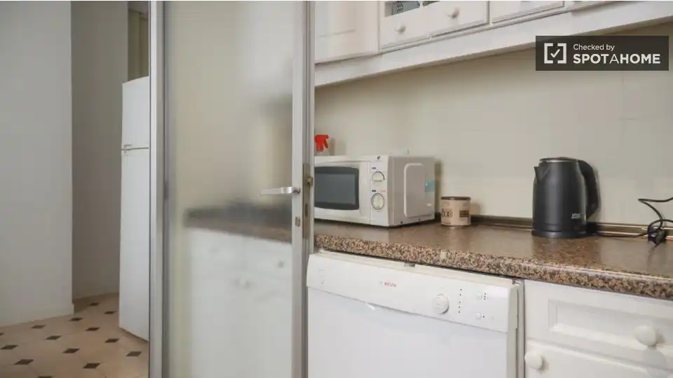 Kitchen of Flat for share in Barrio de Salamanca