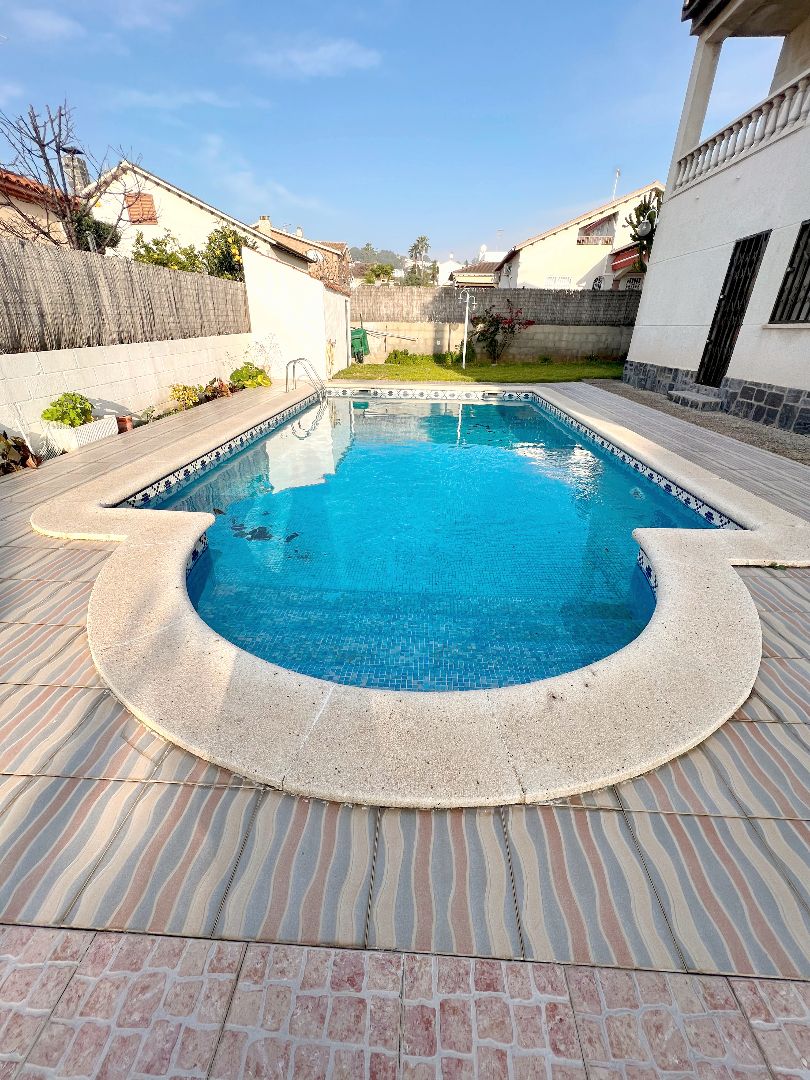 Piscina de Casa o xalet en venda en El Vendrell amb Jardí privat, Terrassa i Piscina
