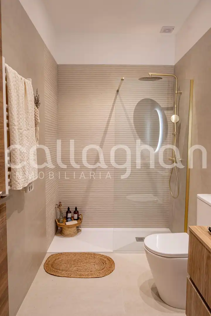 Badezimmer von Erdgeschoss zum Verkauf in Valencia mit Terrasse