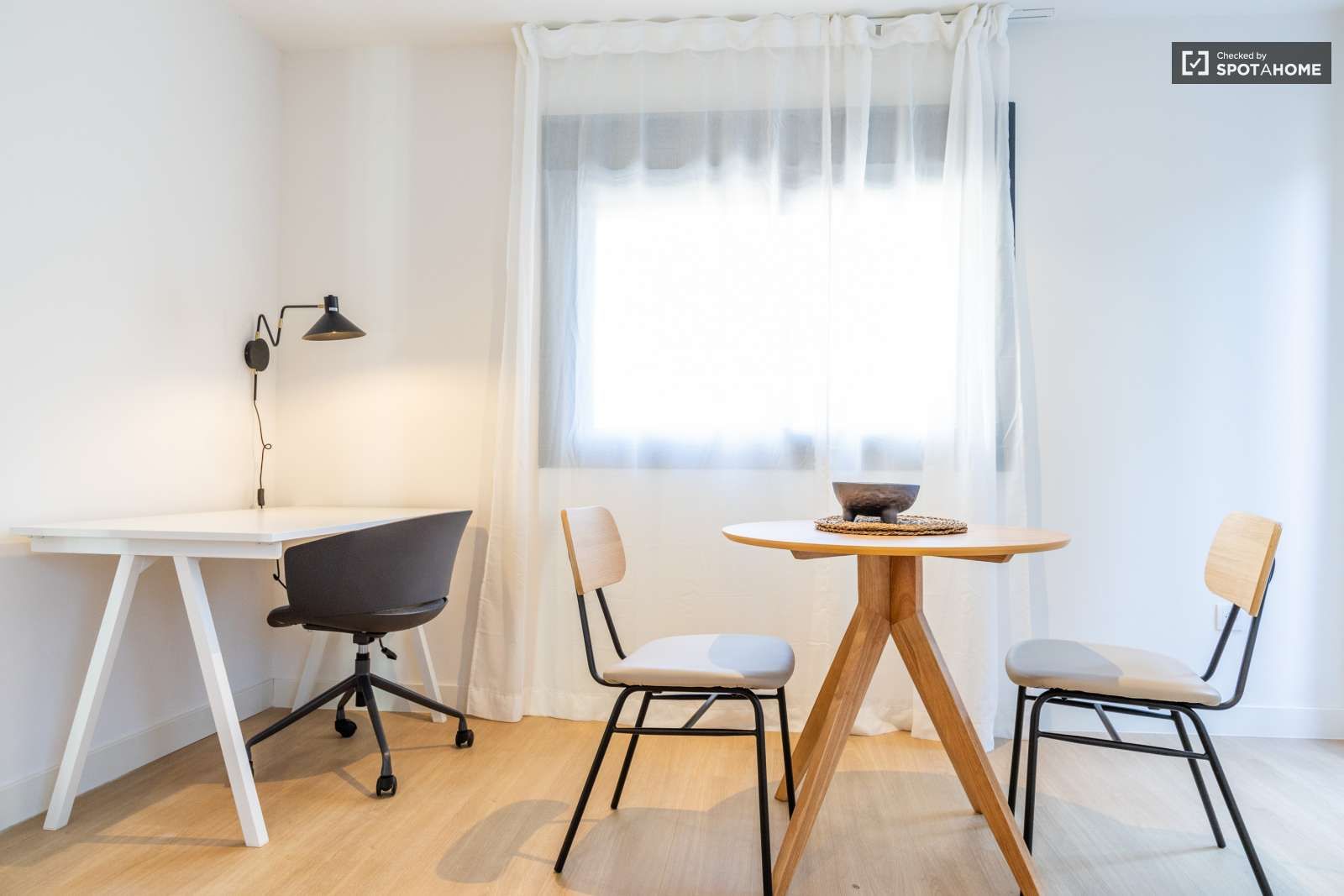 Dining room of House or chalet to share in  Madrid Capital  with Air Conditioner and Terrace