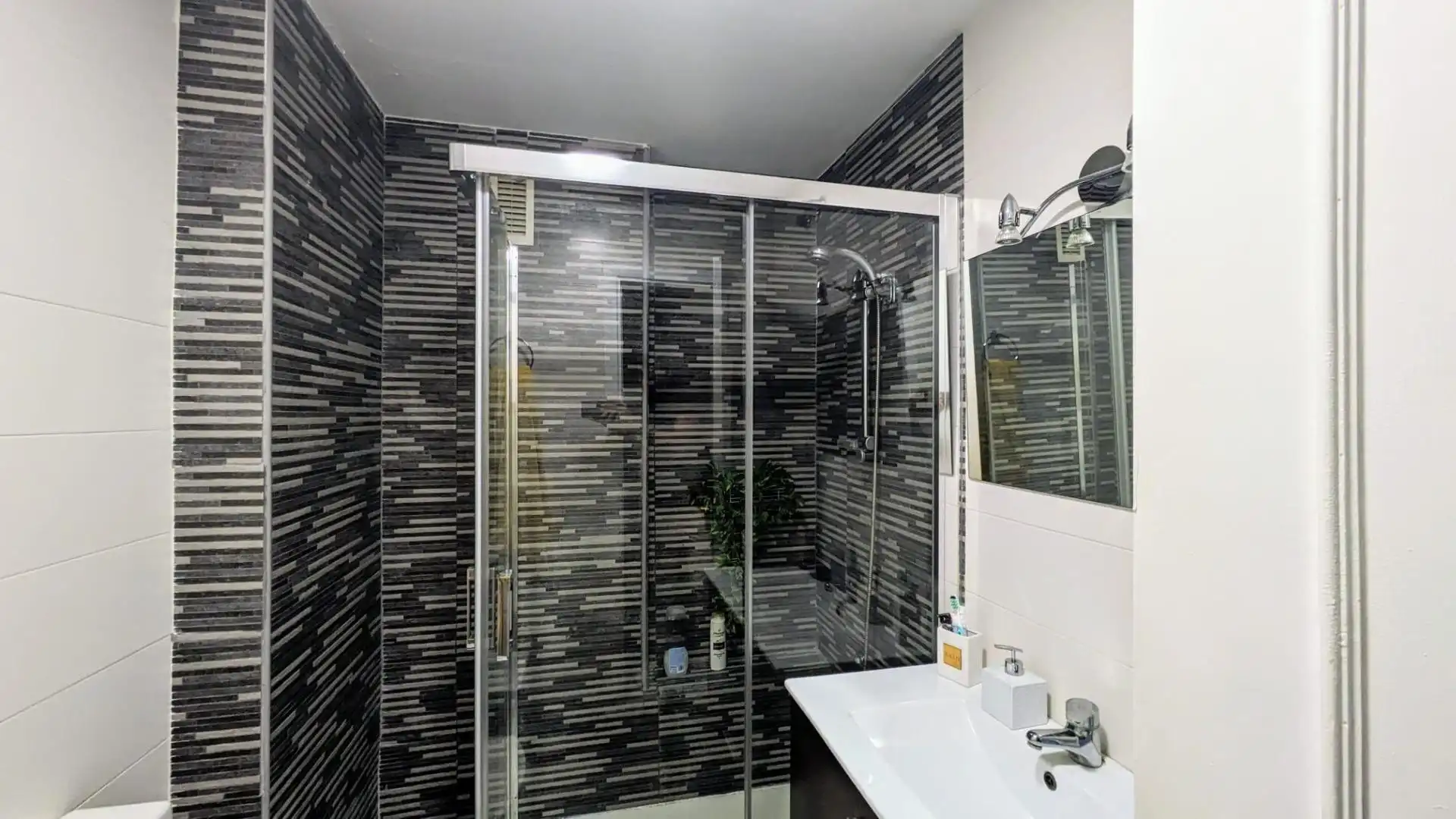 Baño de Piso de alquiler en Fuengirola con Aire acondicionado, Calefacción y Jardín privado