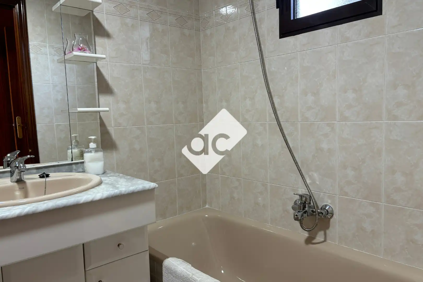 Badezimmer von Wohnungen zur Miete in Valencia mit Heizung, Möbliert und Ofen