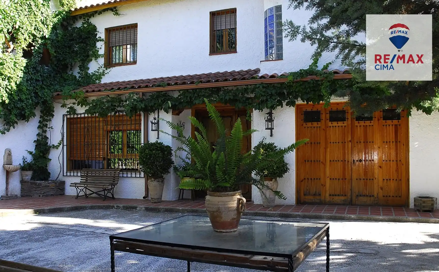 Vista exterior de Casa o xalet en venda en Baza amb Aire condicionat, Calefacció i Jardí privat
