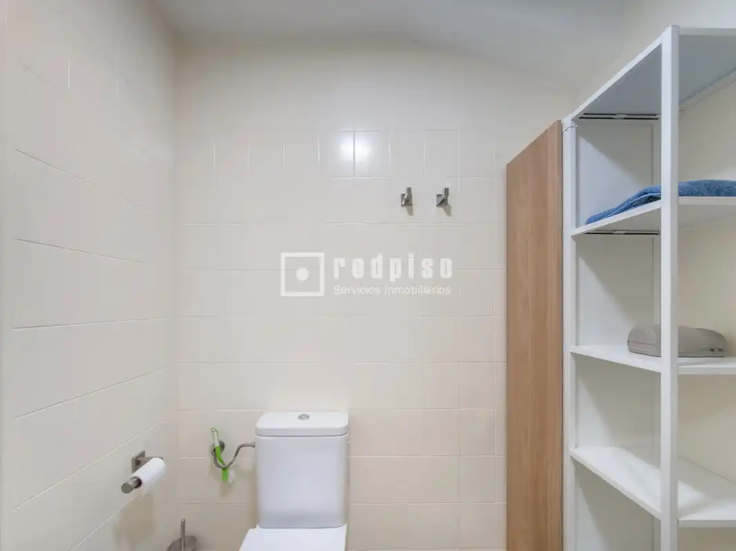 Baño de Apartamento de alquiler en Madrid con Calefacción, Parquet y Terraza