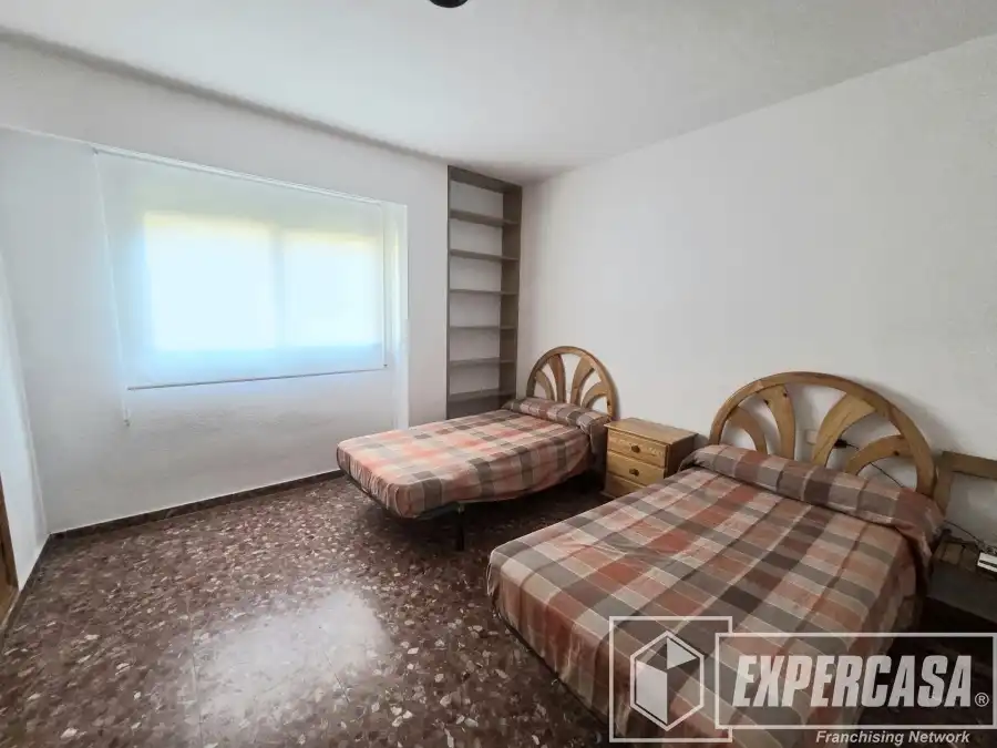 Dormitori de Apartament de lloguer en Cullera amb Terrassa, Piscina i Moblat
