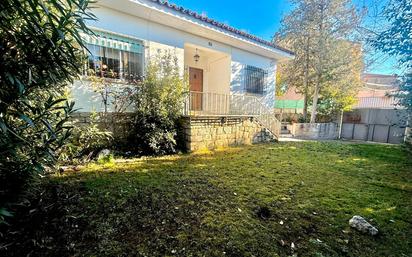 Exterior view of Single-family semi-detached for sale in Navalagamella  with Private garden, Terrace and Balcony