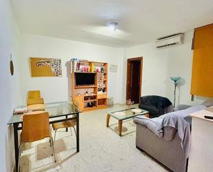 Living room of Flat to rent in  Granada Capital  with Air Conditioner, Heating and Furnished